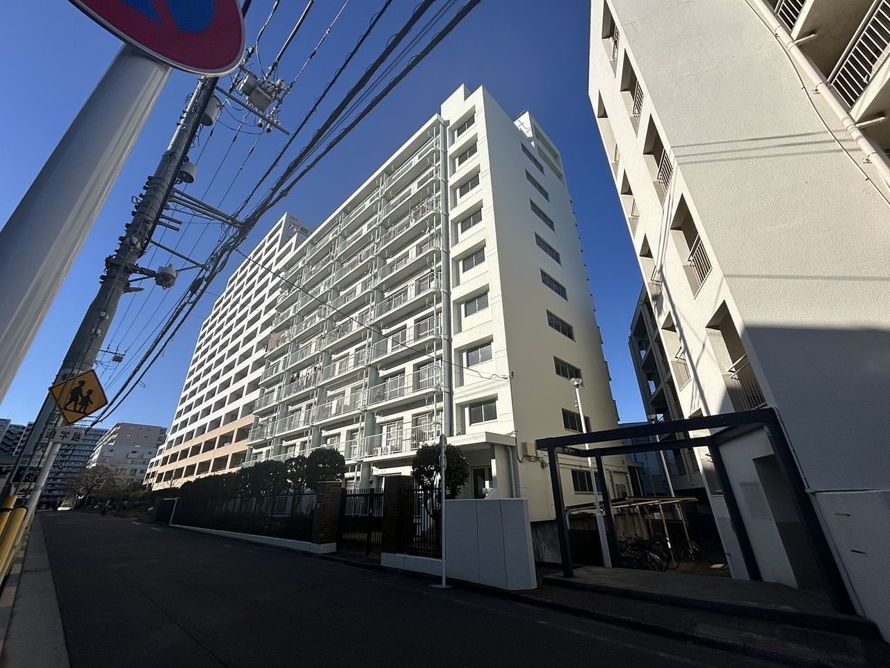 ★急行の停まるひばりヶ丘から徒歩8分
★周辺商業施設充実の人気マンション
