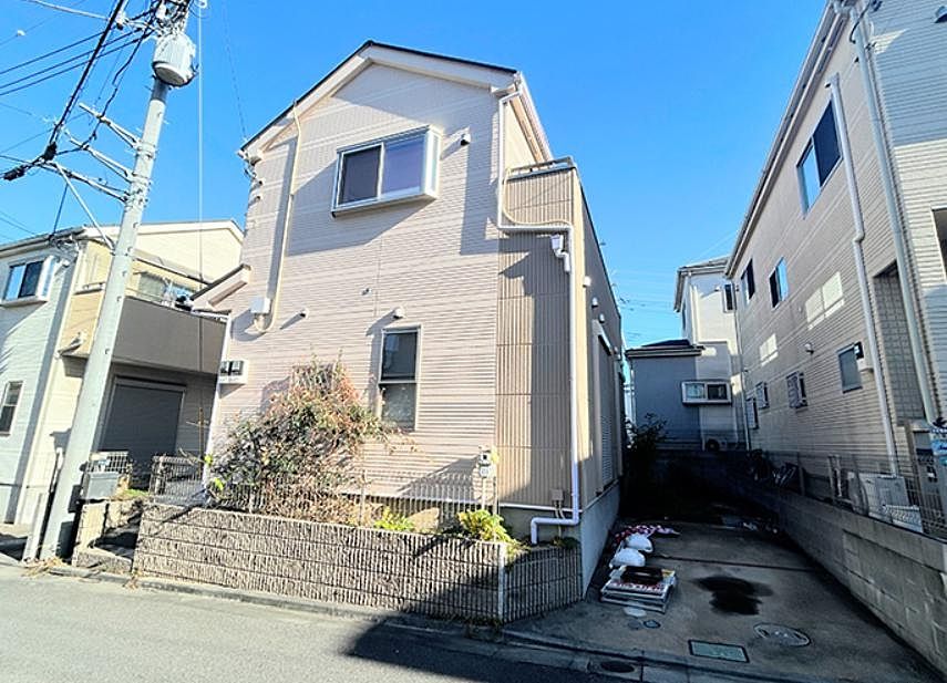 閑静な住宅地に佇む築14年の戸建てが登場です。徒歩圏内にコンビニやドラックストアが揃い、日々のお買い物にも便利