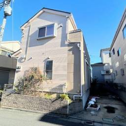 新座市畑中3丁目戸建 閑静な住宅地に佇む築14年の戸建てが登場です。徒歩圏内にコンビニやドラックストアが揃い、日々のお買い物にも便利