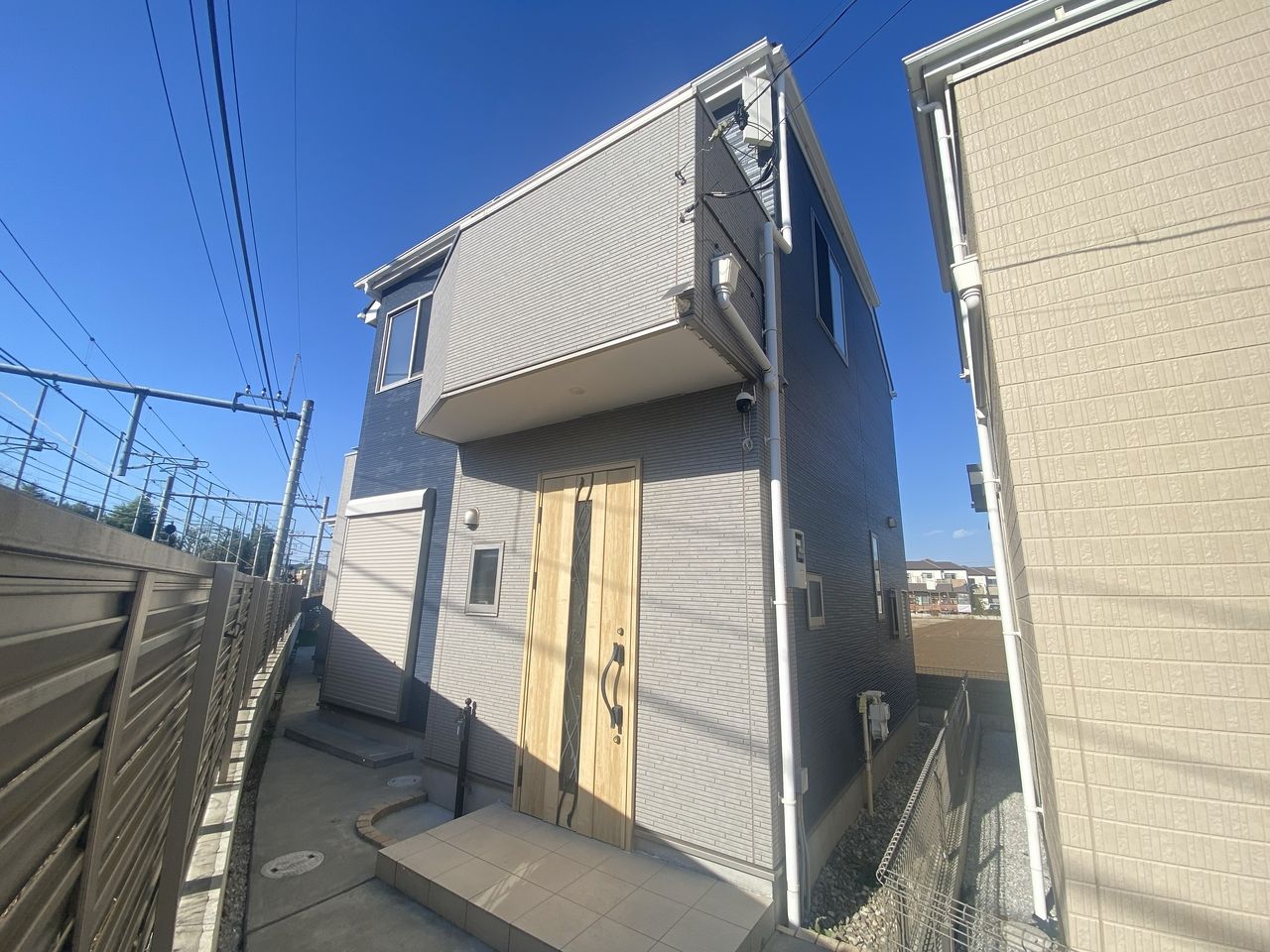 2階洋室3部屋が南向きです！バルコニーも2か所！生活便利です！
カウンターキッチン、1坪タイプ浴室、食洗器等々充実設備！
敷地面積140㎡！お庭もカースペースも広々です！南側線路です。