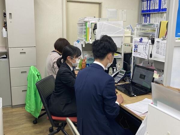 平野くんから仕事を教わってます!